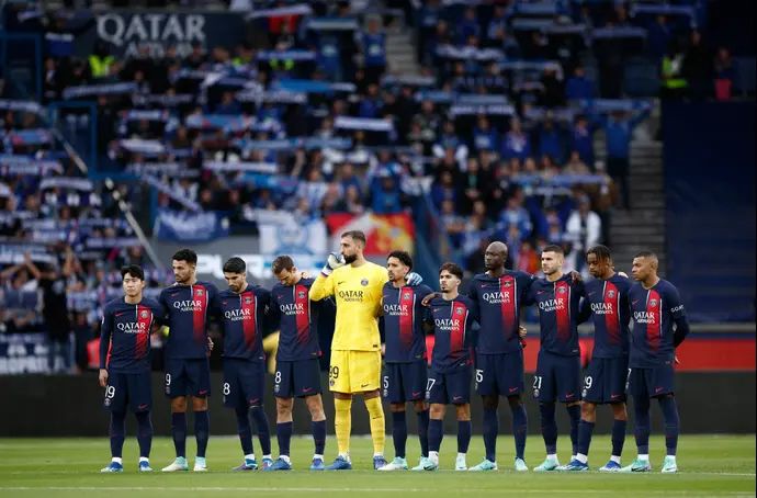 שחקני פריז סן ז'רמן עומדים לזכר הקורבנות בישראל ועזה