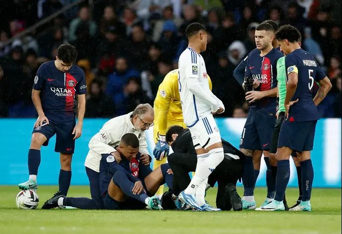 קיליאן אמבפה שחקן פריז סן ז'רמן מקבל טיפול