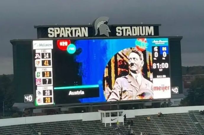 אוניברסיטת מישיגן הציגה תמונה של אדולף היטלר על לוח התוצאות הענקי באצטדיון הפוטבול