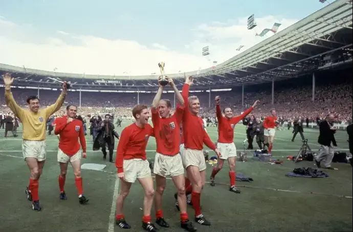 בובי צ'רלטון מניף את גביע העולם 1966