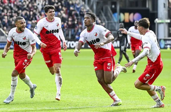 שחקני אוטרכט חוגגים