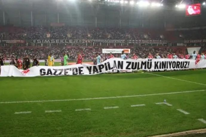 שלט תמיכה בעזה בליגה הטורקית