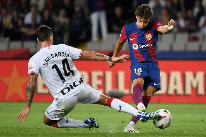 שחקן ברצלונה ז'ואאו פליקס בועט מול שחקן אתלטיק בילבאו דני גרסיה