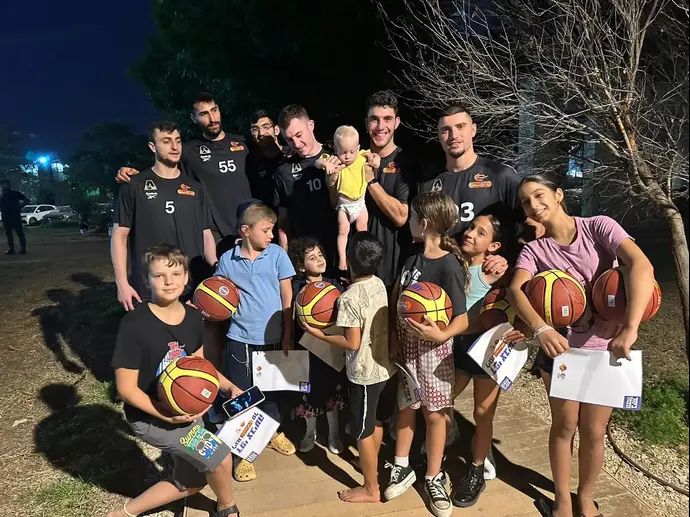 שחקני הפועל עפולה בביקור ילדים