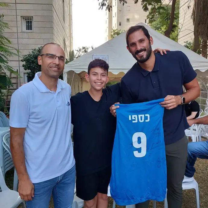 עומרי כספי עם אפיק ניסים לצד אריאל זוהר