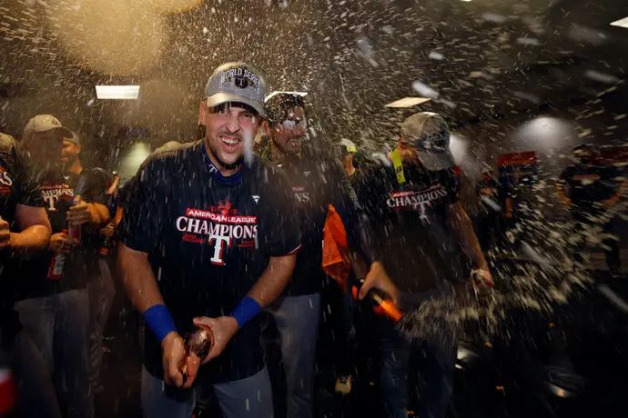 שחקן טקסס ריינג'ס נתניאל לואו חוגג העפלה לוורלד סיריס