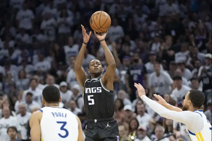 שחקן סקרמנטו קינגס דיארון פוקס