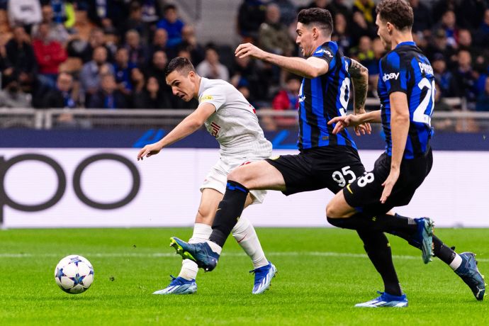 אוסקר גלוך שחקן רד בול זלצבורג בועט מול אינטר