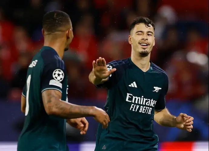 גבריאל מרטינלי עם גבריאל ז'סוס שחקני ארסנל חוגגים