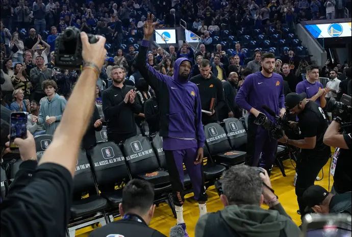 קווין דוראנט מקבל אהבה מאוהדי גולדן סטייט