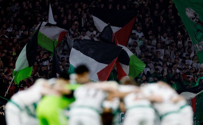 אוהדי סלטיק מניפים דגלי פלסטין