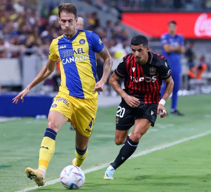 שחקן מכבי תל אביב אנריק סבוריט, מול שחקן ניס, יוסף עטאל