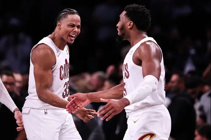 שחקני קליבלנד קאבלירס דונובן מיטשל, אייזק אוקורו