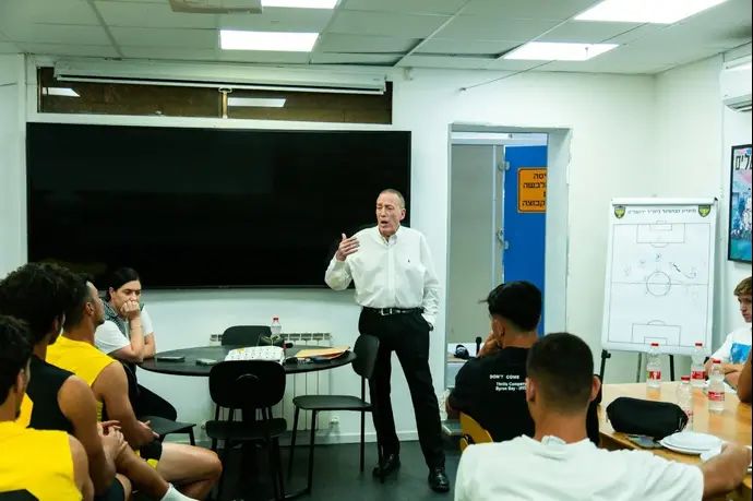 שחקני בית"ר ירושלים עם אבי ריבקינד