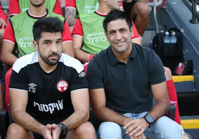 מאמן הפועל באר שבע אליניב ברדה, עם עוזרו דויד סמנייגו גרסיה