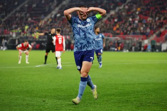 שחקן אסטון וילה ג'ון מקגין