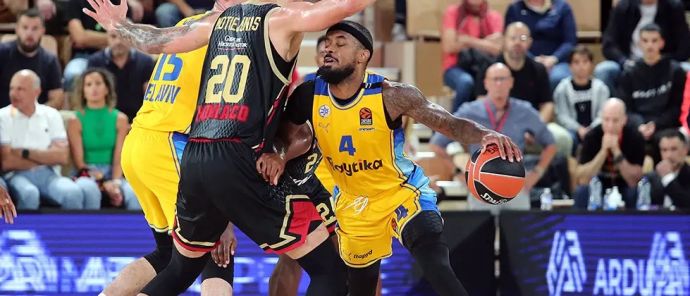 שחקן מכבי תל אביב לורנזו בראון מול שחקן מונאקו דונטאס מוטיונאס