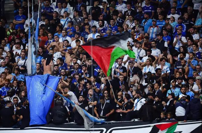 אוהדי מארסיי מניפים דגל פלסטין