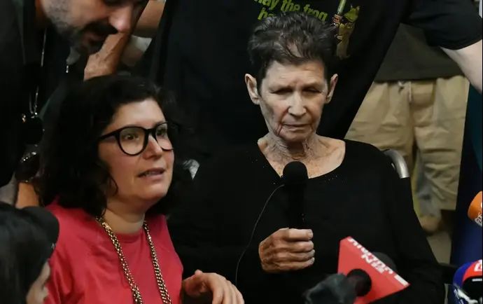 יוכבד ליפשיץ ששוחררה משבי חמאס בעזה,  בהצהרה במרכז הרפואי באיכילוב, תל אביב. 24 באוקטובר 2023