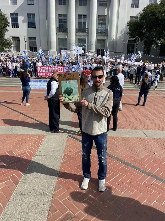 לאוניד קרופניק בהפגנה בברקלי