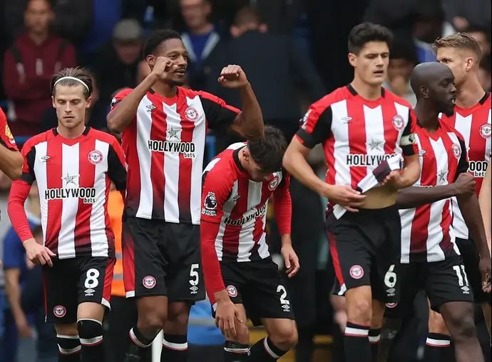 אית'ן פינוק שחקן ברנטפורד חוגג שער (שני משמאל)