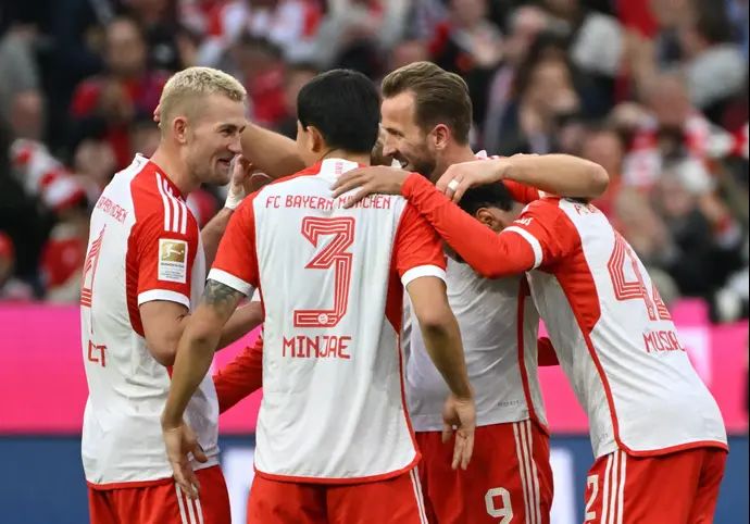 שחקני באיירן מינכן חוגגים עם הארי קיין