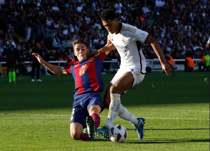 ג'וד בלינגהאם שחקן ריאל מדריד מול גאבי שחקן ברצלונה