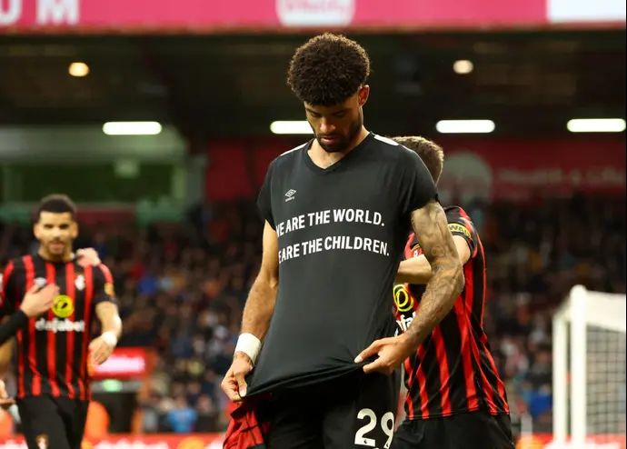 שחקן בורנמות', פיליפ בילינג, חושף חולצה עם כיתוב למען ילדי העולם אחרי שכבש