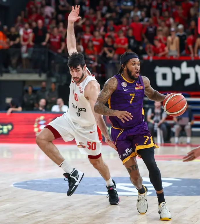 הפועל חולון אמד קייבר מול שחקן הפועל ירושלים יובל זוסמן