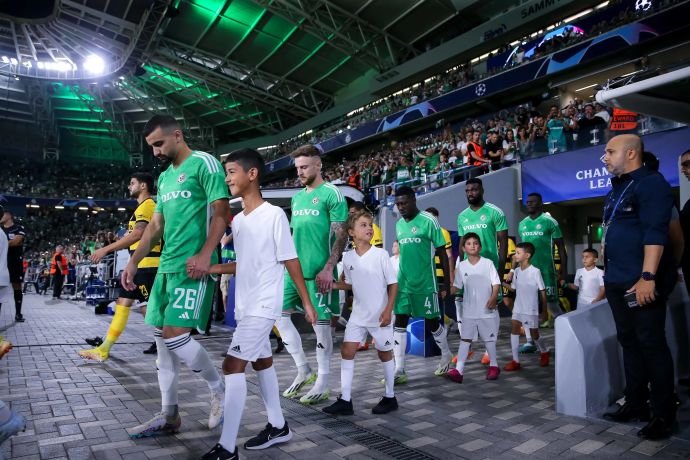 שחקני מכבי חיפה עולים לכר הדשא