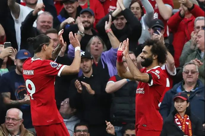 מוחמד סלאח עם דרווין נונייס שחקני ליברפול חוגגים