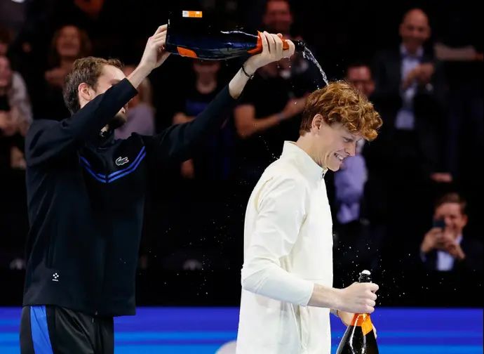 יאניק זינר אלוף טורניר וינה, משמאלו דניל מדבדב