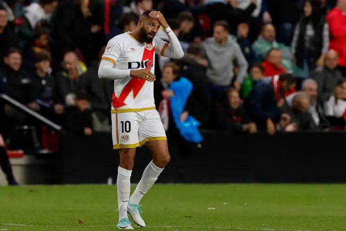 בבה שחקן ראיו וייקאנו חוגג שער