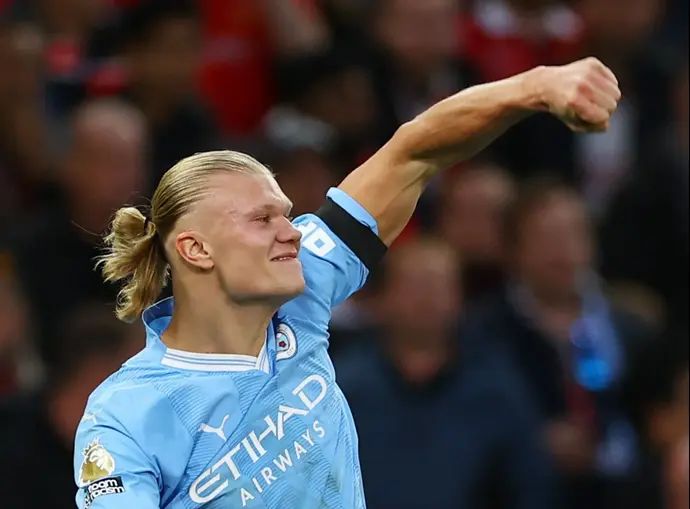 ארלינג הולאנד שחקן מנצ'סטר סיטי חוגג שער