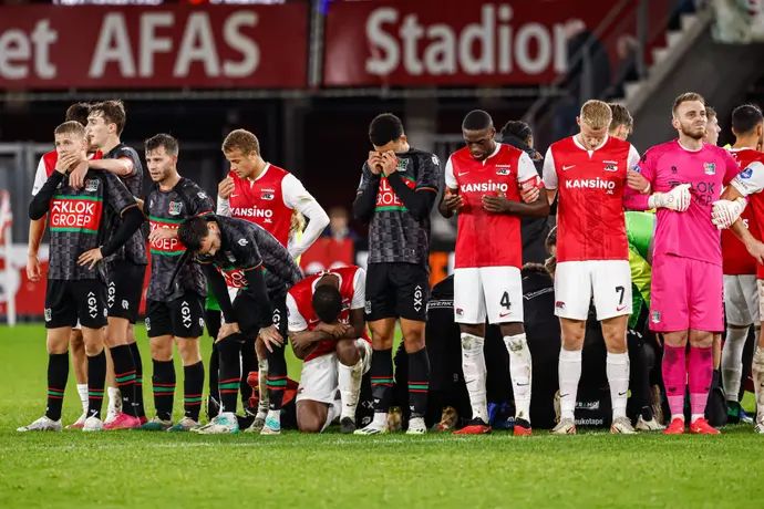 שחקני ניימיכן ואלקמאר מקיפים את באס דוסט