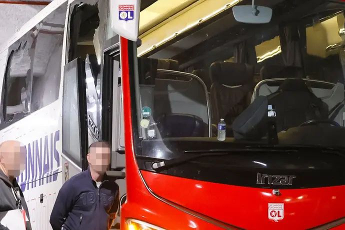 האוטובוס של ליון לאחר התקפת אוהדי מארסיי