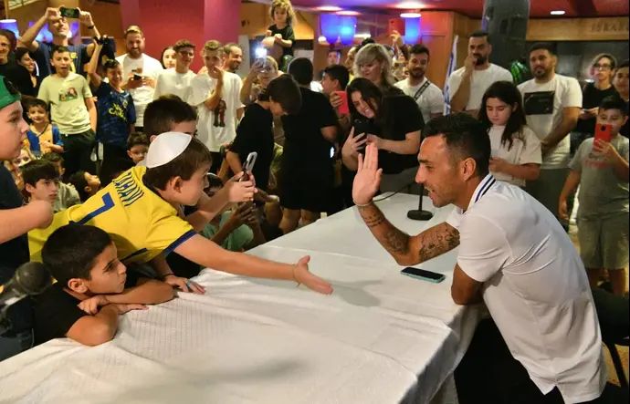 ערן זהבי במפגש עם ילדים שפונו מבתיהם בגלל המלחמה