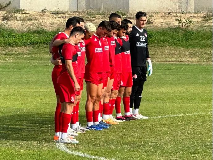 שחקני הפועל תל אביב עומדים דקת דומיה לזכר קורבנות מתקפת החמאס
