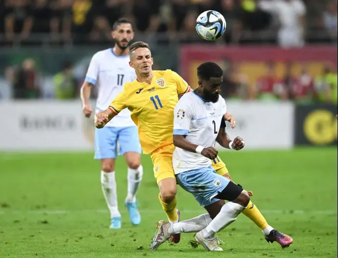 שחקן נבחרת ישראל אלי דסה מול שחקן נבחרת רומניה ניקושור בנקו