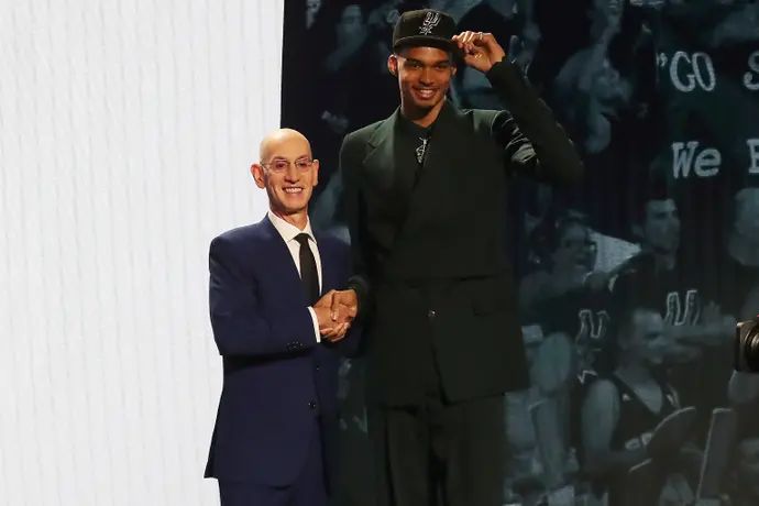 הקומישינר אדם סילבר מכריז: ויקטור וומבניאמה נבחר ראשון בדראפט ה-NBA על ידי סן אנטוניו, 2023