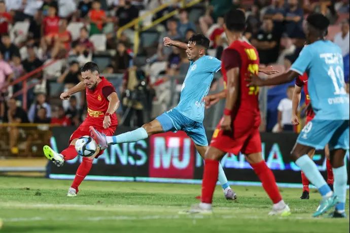 ז'ורדן סבן שחקן מ.ס. אשדוד בועט מול מאור לוי שחקן מכבי פתח תקוה