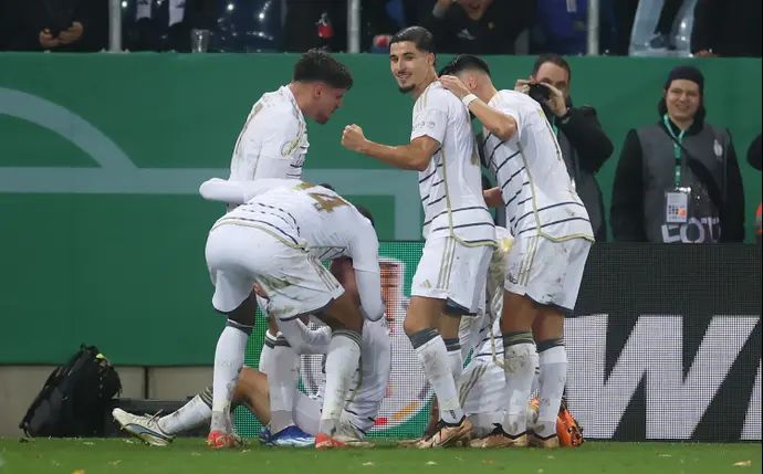 שחקני זארברוקן חוגגים מול באיירן