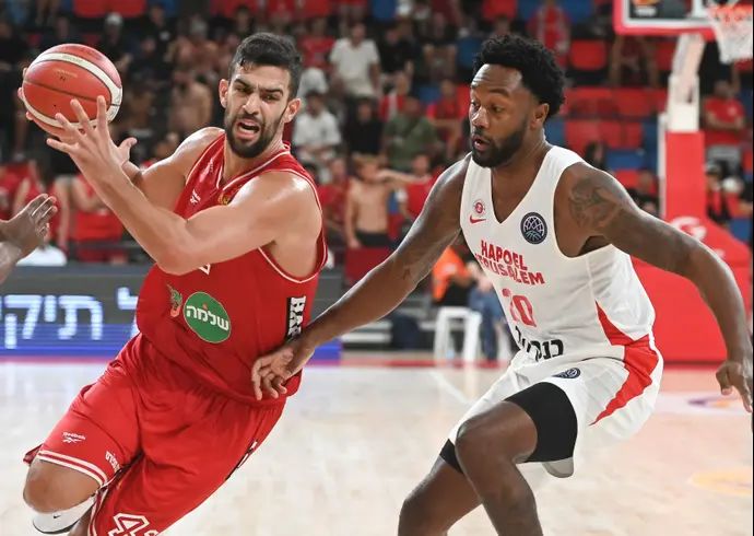 שחקן הפועל תל אביב תומר גינת מול שחקן הפועל ירושלים ליוואי רנדולף