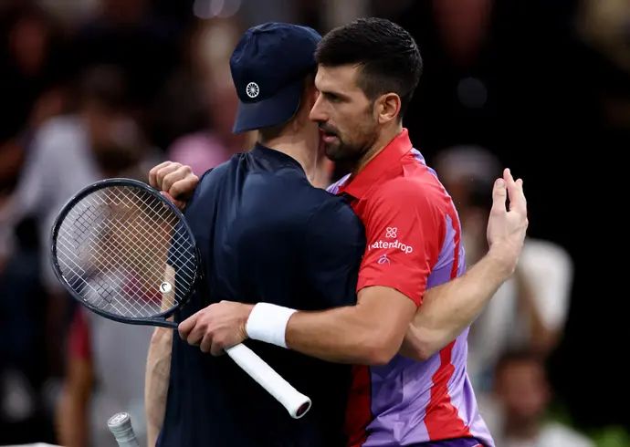 נובאק ג'וקוביץ' טניסאי סרבי עם טאלון חריקספור טניסאי הולנדי