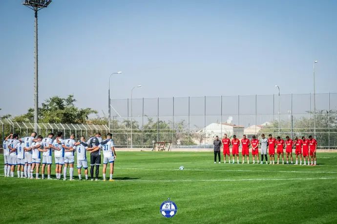 שחקני הפועל באר שבע ומ.ס. דימונה בדקת דומיה  לזכר הנרצחים והנרצחות במלחמת חרבות ברזל