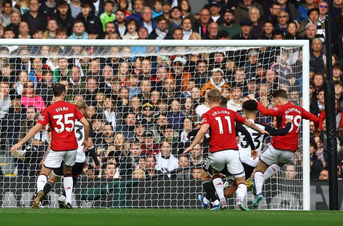 סקוט מקטומיניי שחקן מנצ'סטר יונייטד כובש לרשת פולהאם