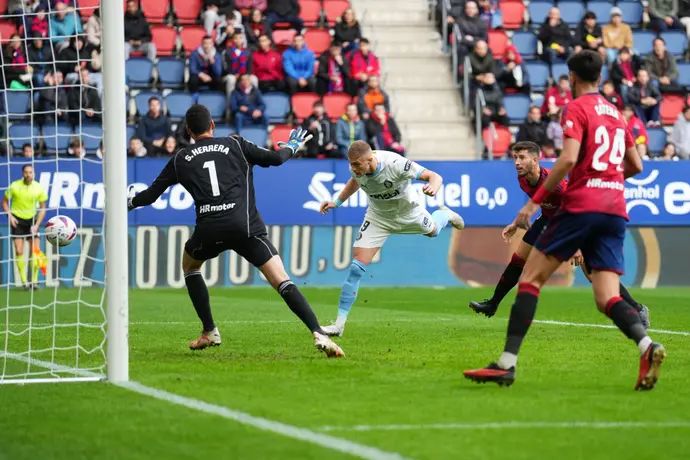 ארטיום דובביק שחקן ג'ירונה נוגח לרשת אוסאסונה