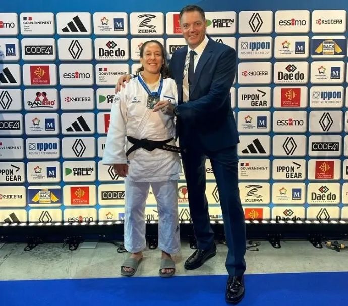 גילי שריר ג'ודאית ישראלית עם מדליית הכסף באליפות אירופה לצד מאמנה שני הרשקו