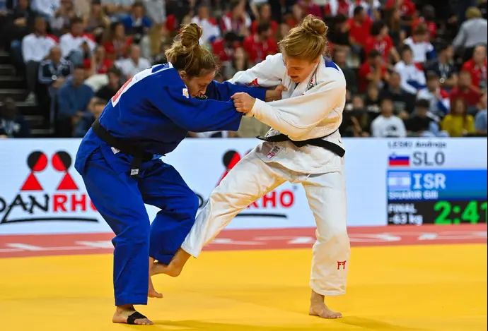 גילי שריר ג'ודאית ישראלית (משמאל) מול אנדרייה לסקי הסלובנית