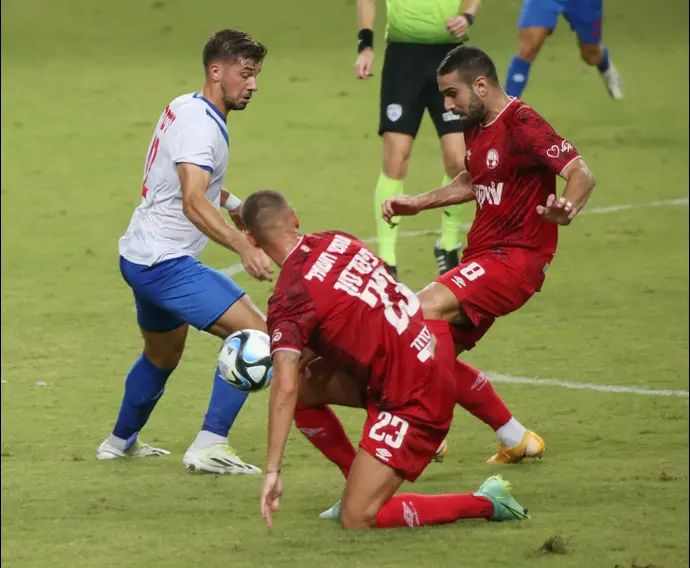 שחקן הפועל באר שבע רועי גורדנה, מול שחקן הפועל פתח תקוה אנדרה טישיירה